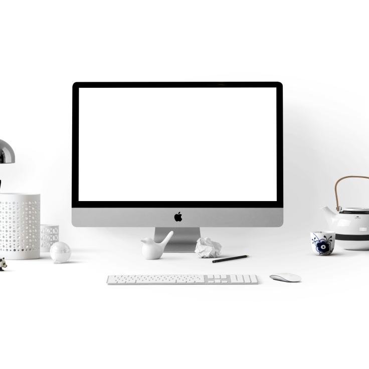 Lichte werkplek met computer